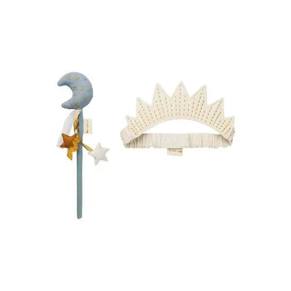 Kinderkostüm Mondfee mit Zauberstab in Mondform und goldener Tiara auf weißem Hintergrund