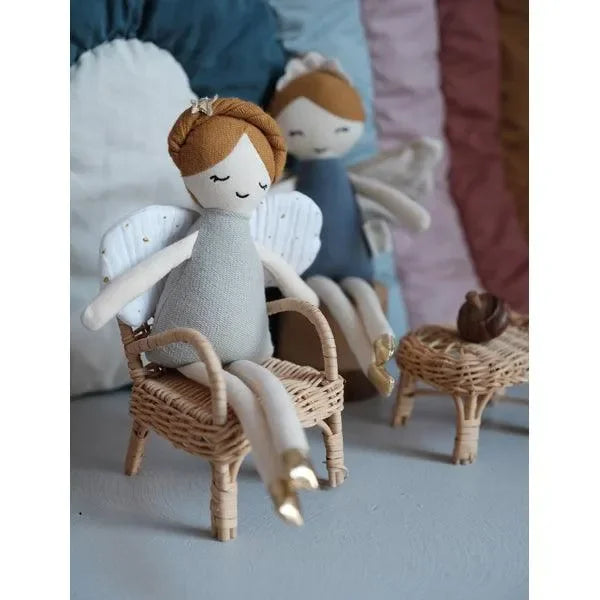 Stoff-Zahnfee-Puppe mit Flügeln auf Korbstuhl, detailreiche Kinderzimmer Dekoration