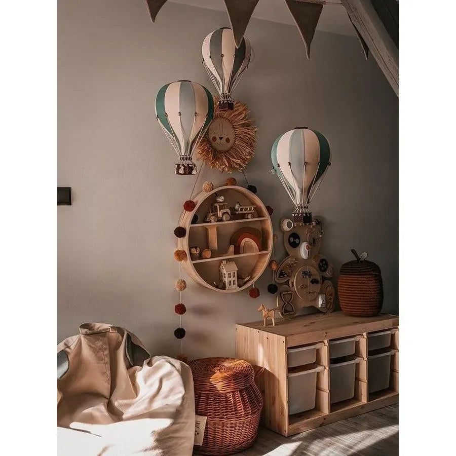 Kinderzimmer Deko mit Heißluftballons, Holzregal und gemütlichen Aufbewahrungskörben