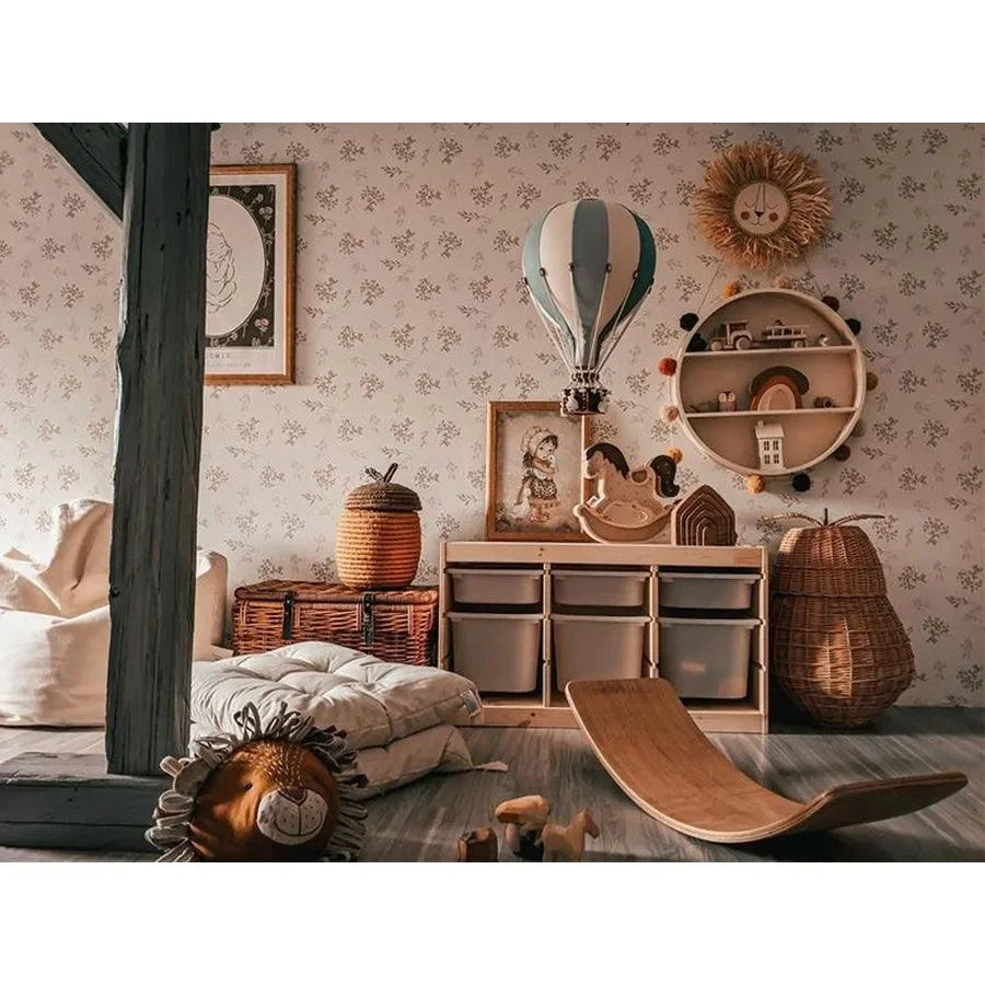 Kinderzimmer mit Heißluftballon-Deko, Holzspielzeug und gemütlicher Einrichtung