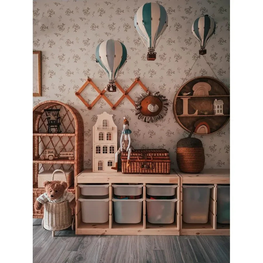 Kinderzimmer mit Heißluftballon Deko, Holzregalen, Kuscheltier und Aufbewahrungsboxen