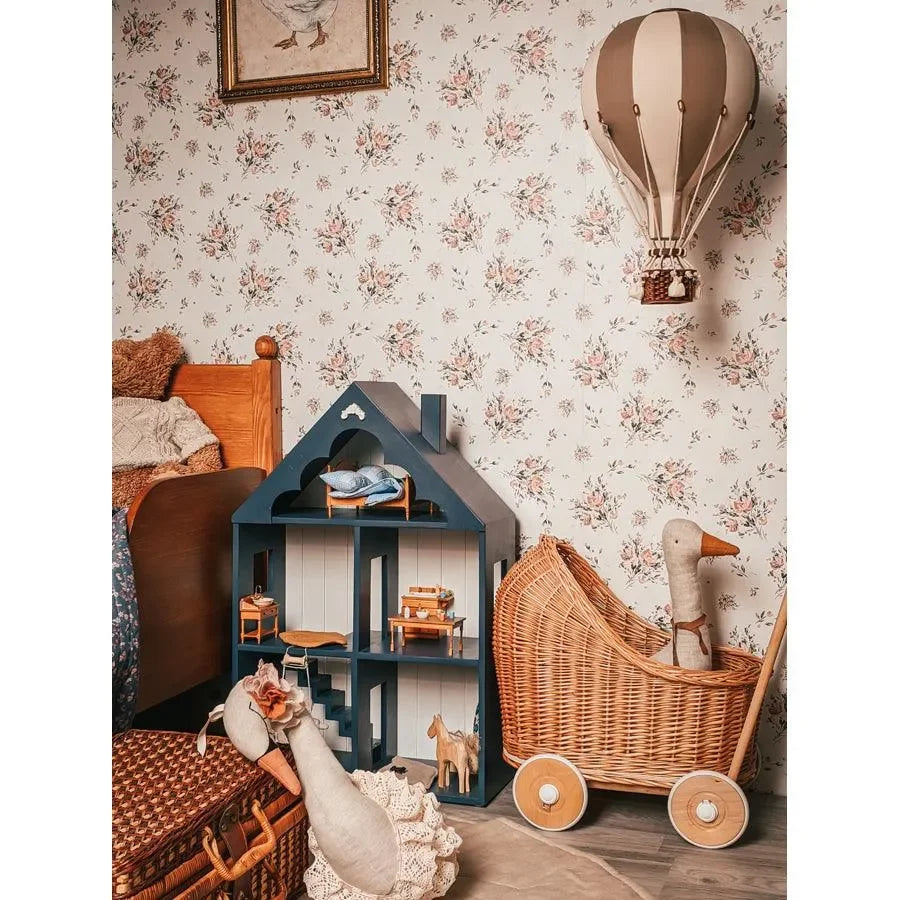 Kinderzimmer Deko mit Heißluftballon, Puppenhaus und Körbchen im Vintage-Stil
