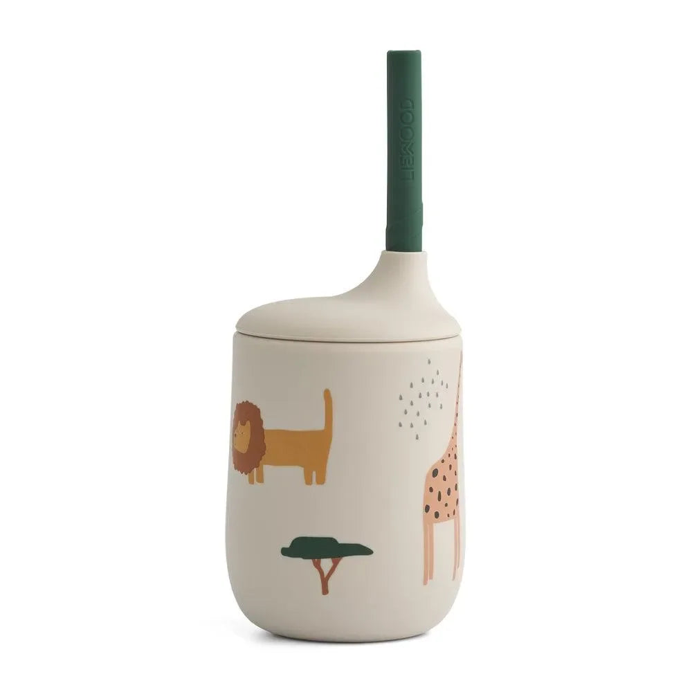 Beiger Trinklernbecher mit Tiermotiven, grünem Strohhalm, kindgerechtes Design