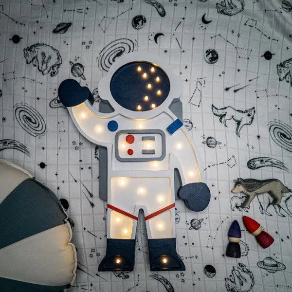 Astronaut Kinderlampe, die an die Wand hängt.