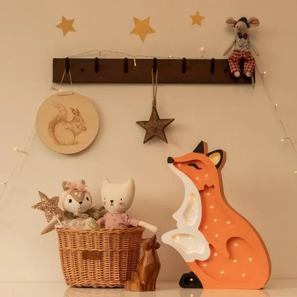 Kinderzimmer mit LED-Fuchslampe, Korb mit Stofftieren und Sternen-Deko