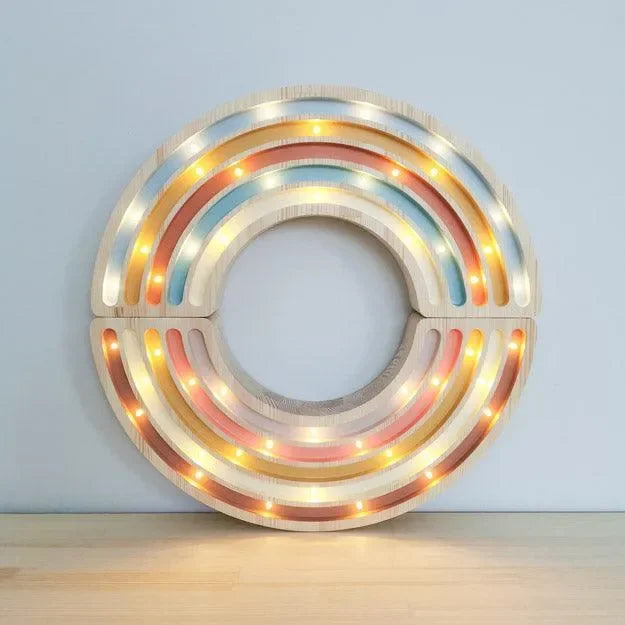 Runde LED Kinderlampe aus Holz in Regenbogenfarben, leuchtend, als Kinderzimmer Deko