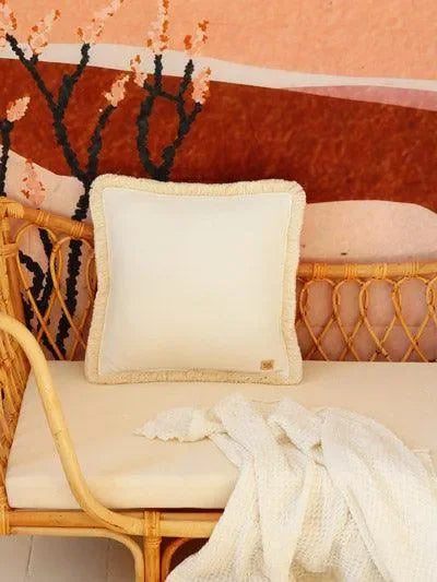 Weiße Samtkissen mit Fransen auf Rattansofa, Kinderzimmer Dekoration im Boho-Stil