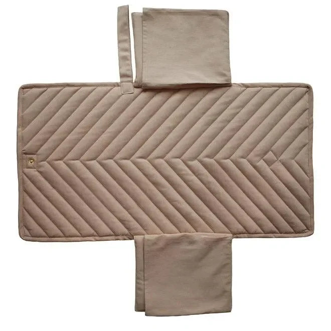 Faltbare Wickelunterlage in Beige mit gestepptem Muster für unterwegs