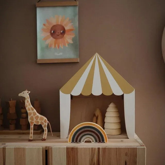 Holz Spielzeugregal mit Zirkuszelt, Regenbogen und Giraffe im Kinderzimmer, dekorativ