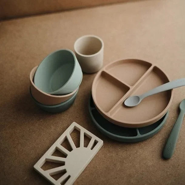 Rundes Kinder-Teller-Set aus Silikon in Beige und Grün mit Löffel, Schüssel und Becher