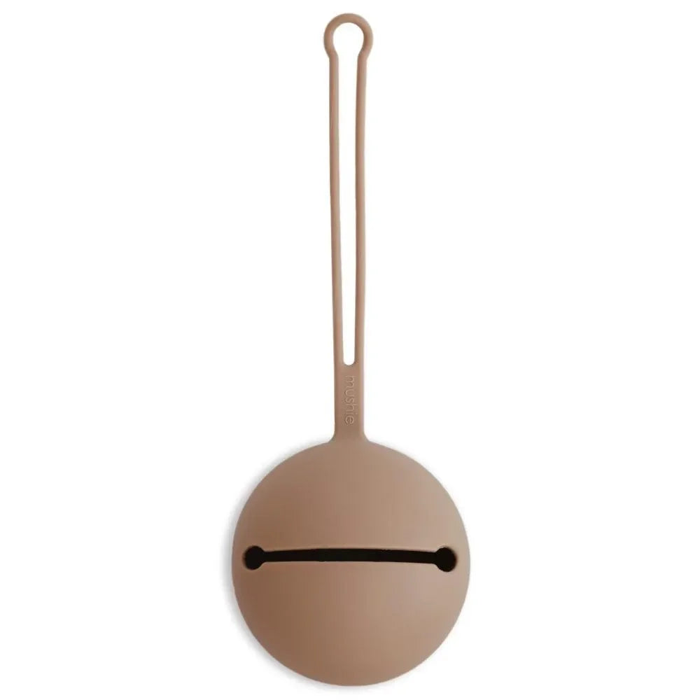 Beiger Silikon Schnullerbox mit Trageschlaufe, rundes Design, minimalistisch