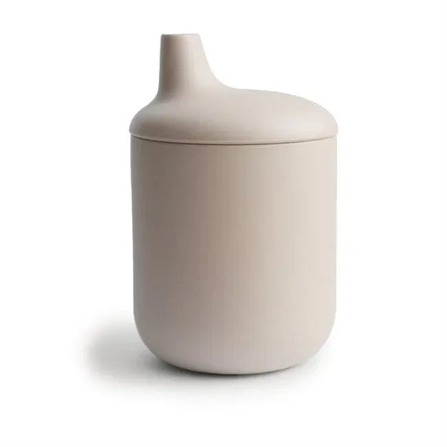 Becher aus Silikon mit Deckel und Trinkaufsatz in Beige, ideal für Kleinkinder