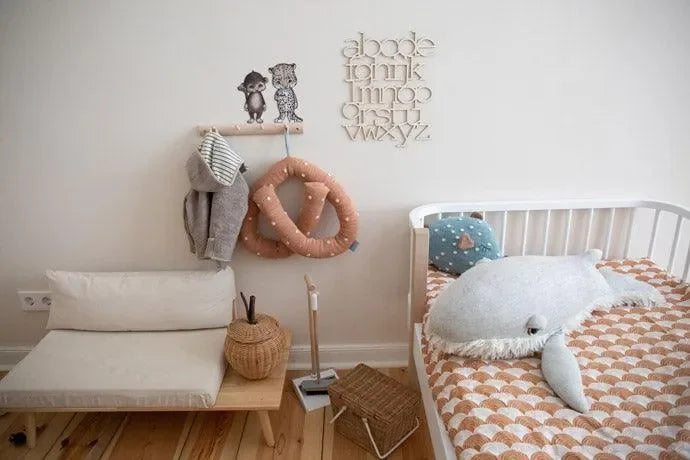 Modernes Kinderzimmer mit Wanddeko ABC, Kuscheltier-Wal und gemütlicher Bettwäsche.