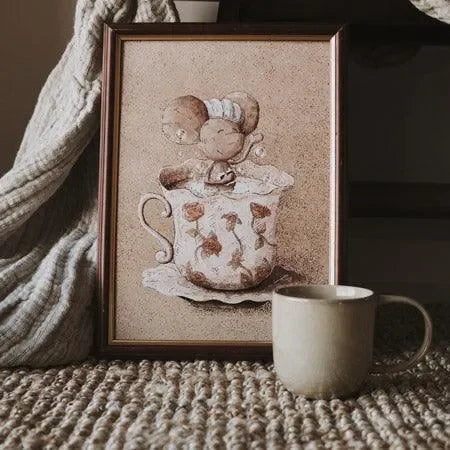 Kinderzimmerbild mit süßer Maus in Teetasse, beige Töne, kuscheliges Ambiente, Deko Kunst