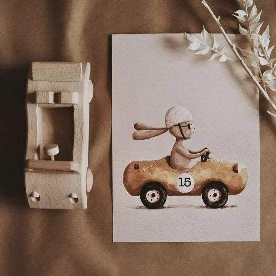 Poster mit Hase im gelben Auto Nummer 15, neben Holzauto, Kinderzimmer Dekoration