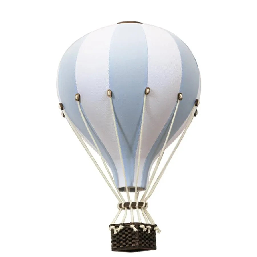 Deko-Heißluftballon in Weiß und Hellblau mit Korb, Kinderzimmer Deko