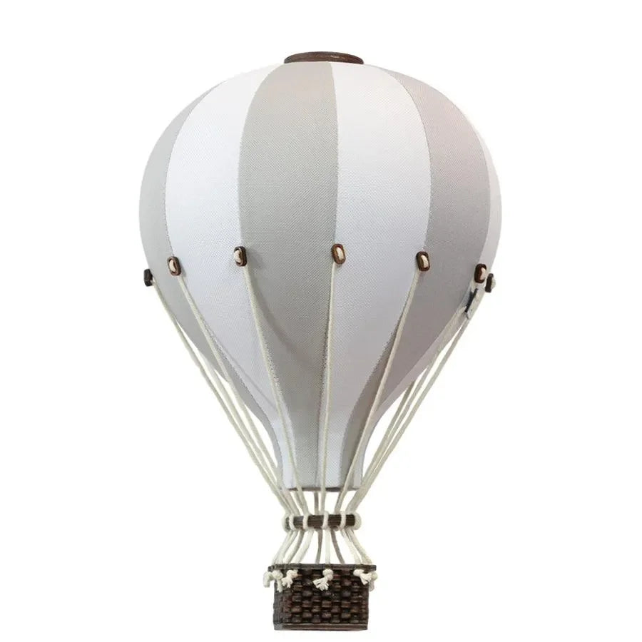 Heißluftballon Dekoration in Weiß und Hellgrau, ideal fürs Kinderzimmer