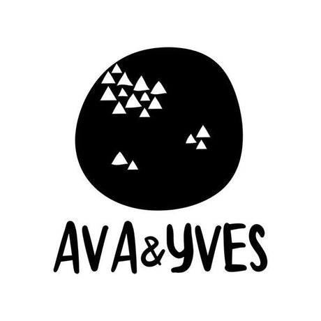 Ava & Yves Logo, schwarzer Kreis mit weißen Dreiecken, Kinder Concept Store Branding