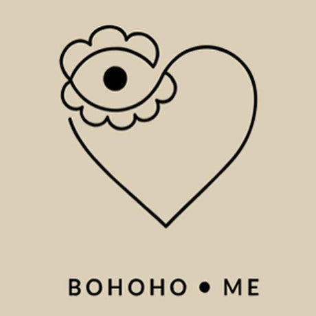 Bohoho.me Logo mit stilisiertem Herz und Auge, schwarz auf beigem Hintergrund, Kinder Concept Store