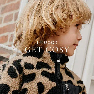 Kind in warmer LIEWOOD Fleecejacke mit Leopardenmuster im Nook' d' Mel Kinder Concept Store