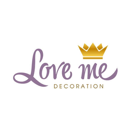 Love me Decoration Logo mit goldener Krone, violetter Schrift, Kinderzimmer Deko Design