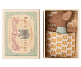 Maileg Schläfrige Babymaus in Streichholzschachtel – Blau