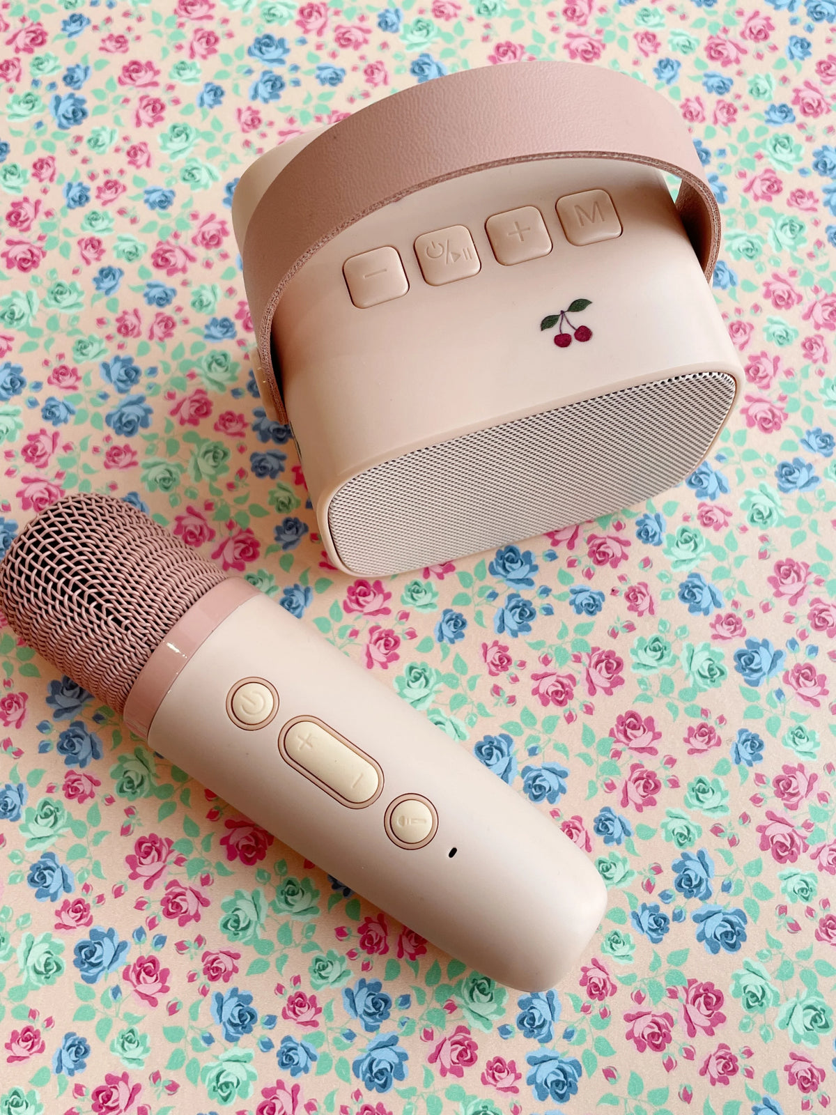 Konges Sløjd Kids Karaoke Cherry mit Mikrofon und Lautsprecher – Produktansicht