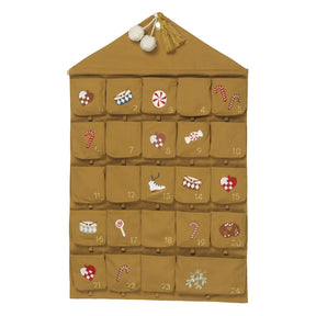 Adventskalender aus Stoff in Ocker mit 24 nummerierten Taschen, dekoriert mit Weihnachtsmotiven.