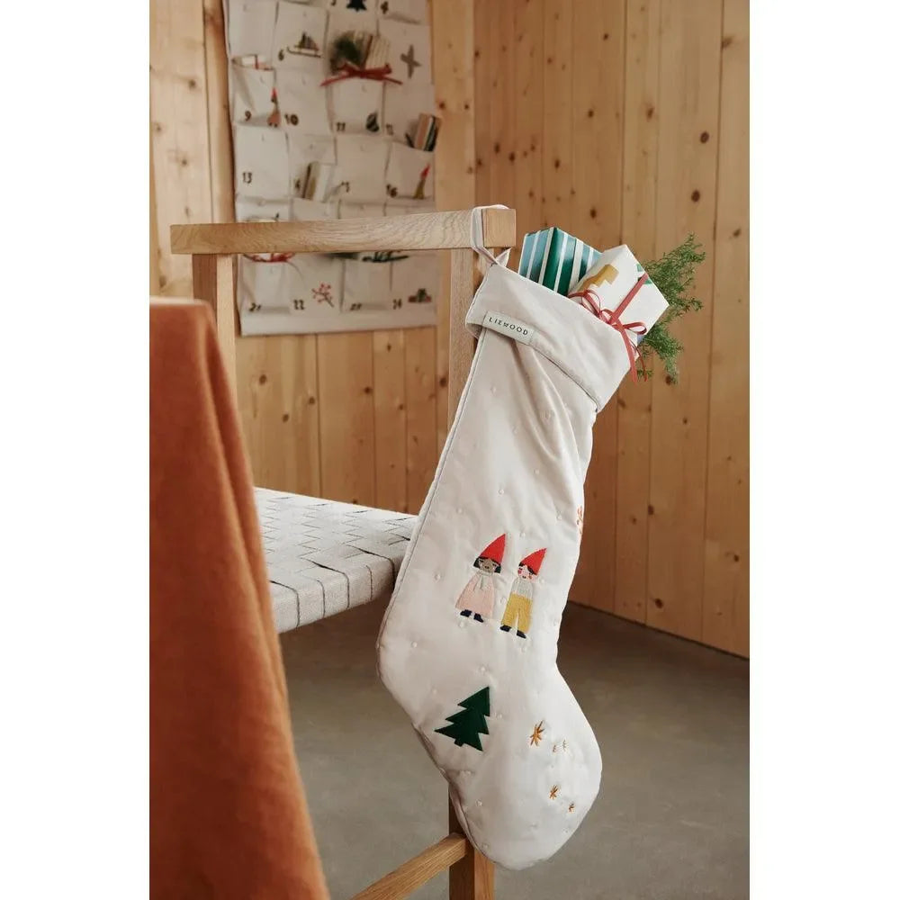 Weihnachtsstrumpf aus Stoff mit Stickerei, Geschenke im Strumpf, skandinavische Deko