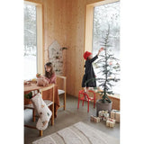 Kinderzimmer im skandinavischen Stil, Kind dekoriert Weihnachtsbaum, Nikolausstrumpf, Geschenke