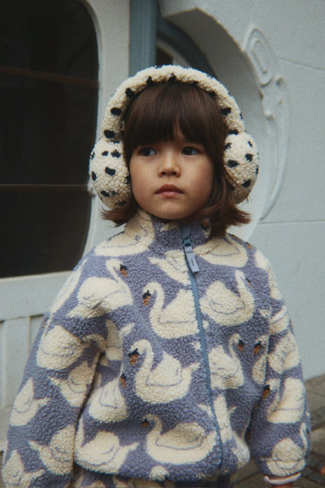 Konges Sløjd Jody Teddyjacke Swan – Teddyfleecejacke für Kinder getragen