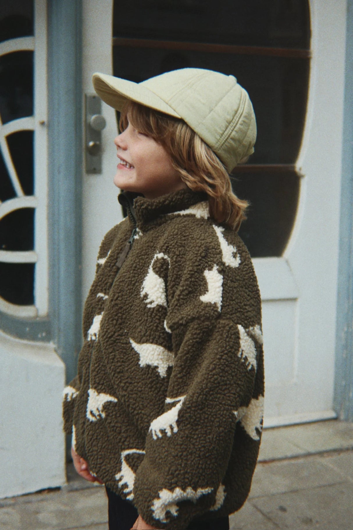 Konges Sløjd Jody Teddyjacke Dino Silhouette – Outfit Detail