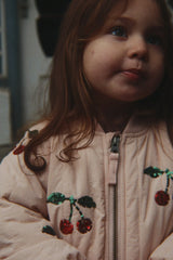 Konges Sløjd Juno Pailletten-Bomberjacke Cameo Rose – Lifestyleansicht