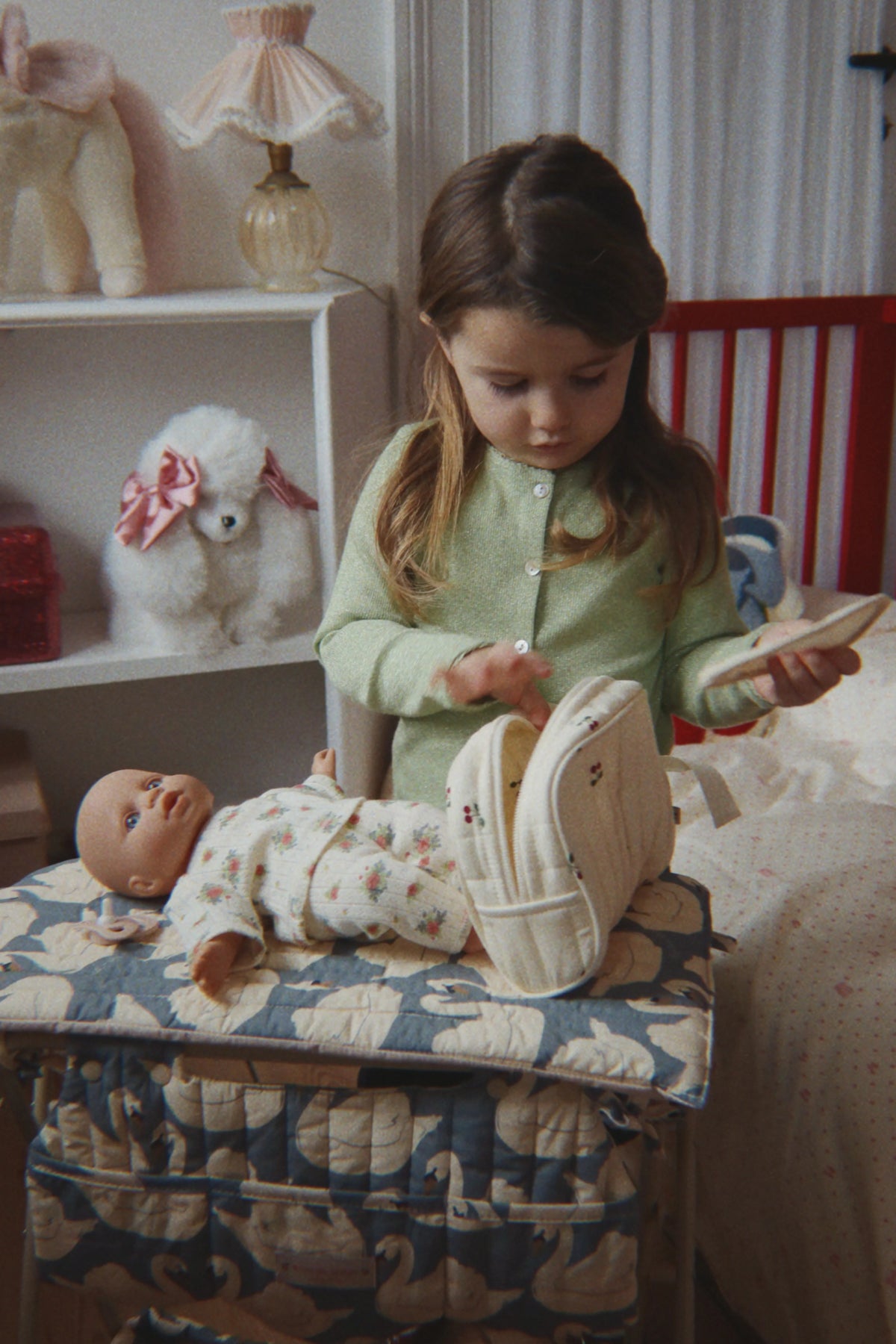 Konges Sløjd Celia Babypuppe Rosetto mit Puppenzubehör – Spielsituation