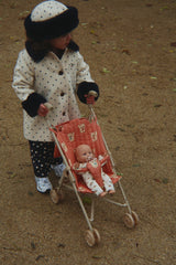 Konges Sløjd Puppenbuggy Ciao Miao Rose – Spielsituation