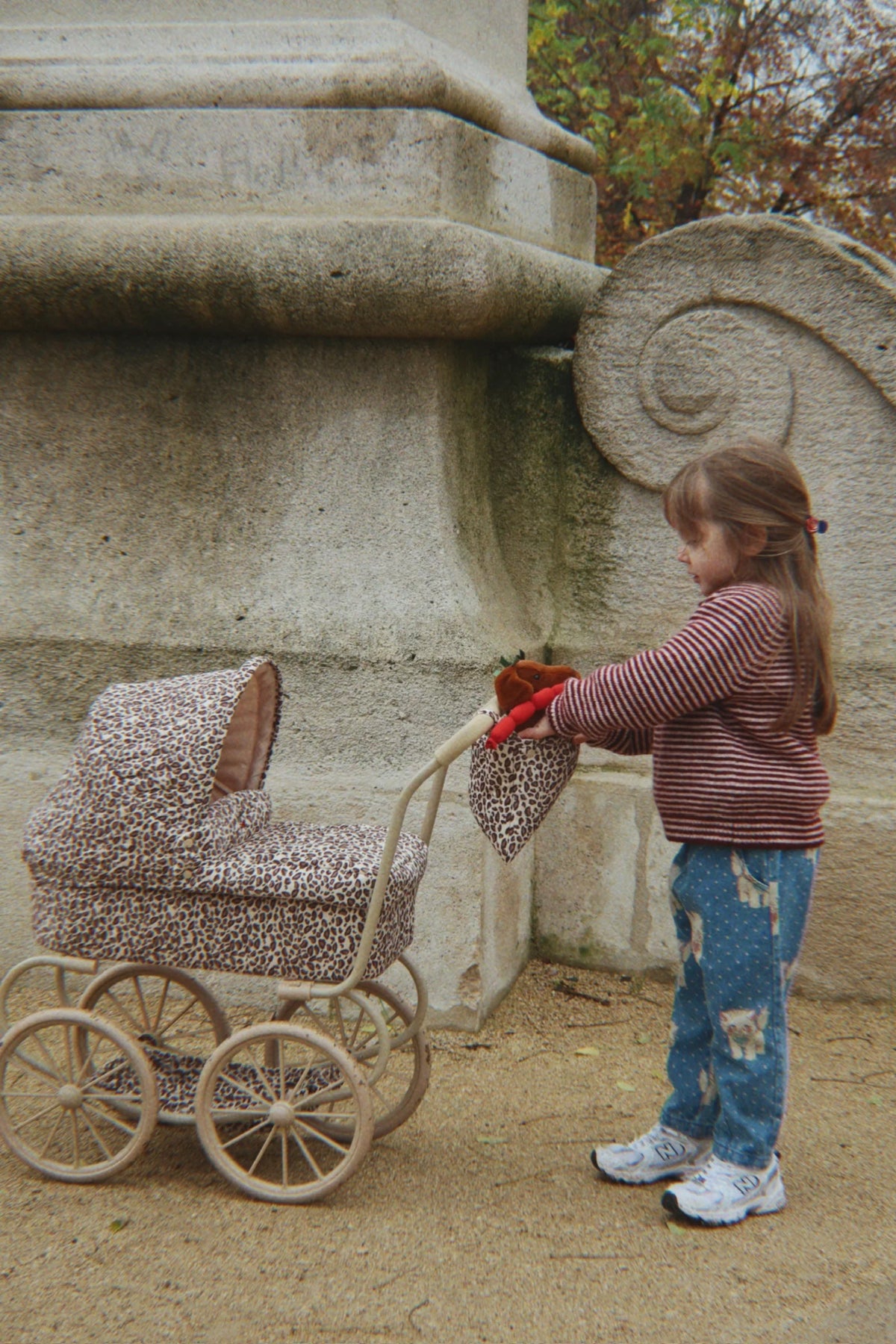 Konges Sløjd Leo Minnie Puppenwagen im Vintage-Stil – Lifestyle-Aufnahme