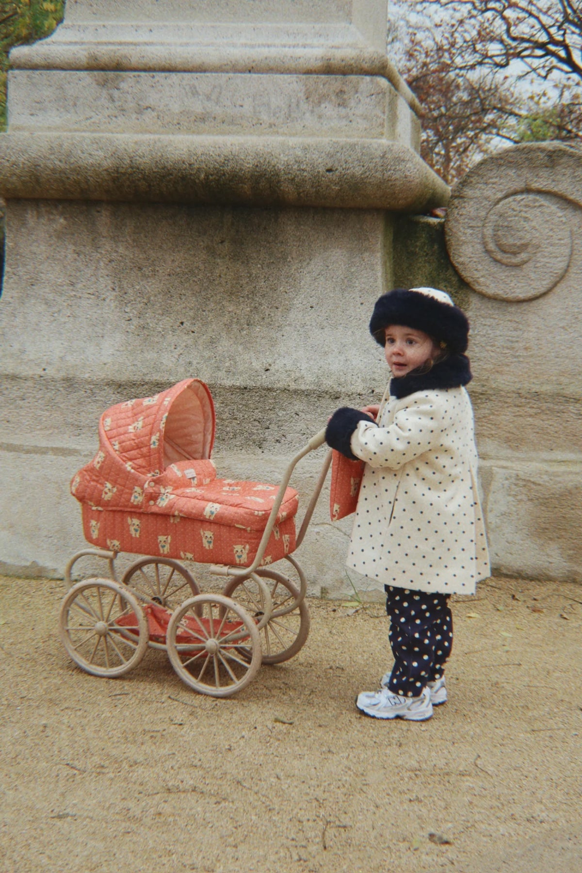 Konges Sløjd Minnie Puppenwagen Ciao Miao Rose im Rollenspiel