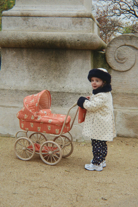 Konges Sløjd Minnie Puppenwagen Ciao Miao Rose im Rollenspiel