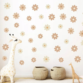 Beige Gänseblümchen Wandtattoos im Kinderzimmer mit Deko-Giraffen und Körben