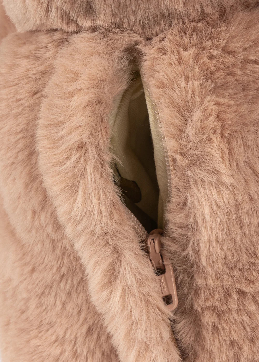 Konges Sløjd Teddy Bag in Teddybär-Form – Detailansicht