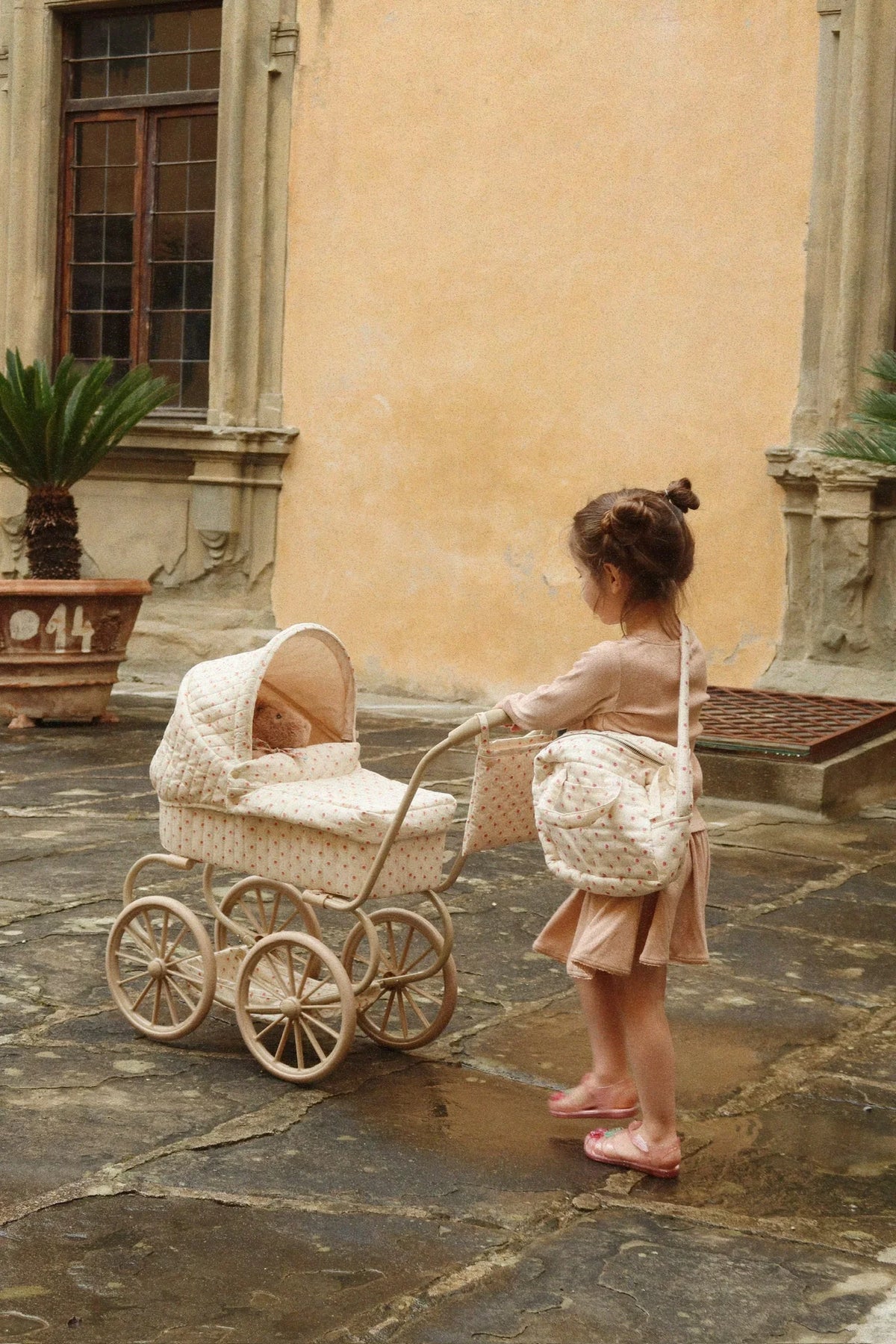 Minnie Puppenwagen „Mirage“ von Konges Sløjd im Kinderzimmer